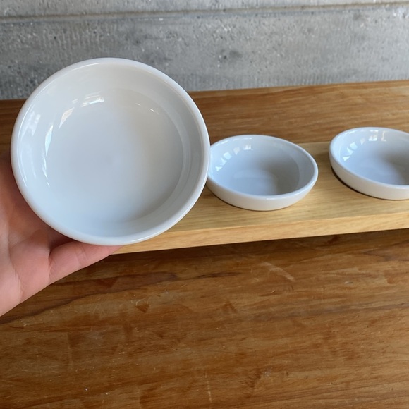 Serving dishes (3 round bowls on timber stand) - Picture 3 of 10